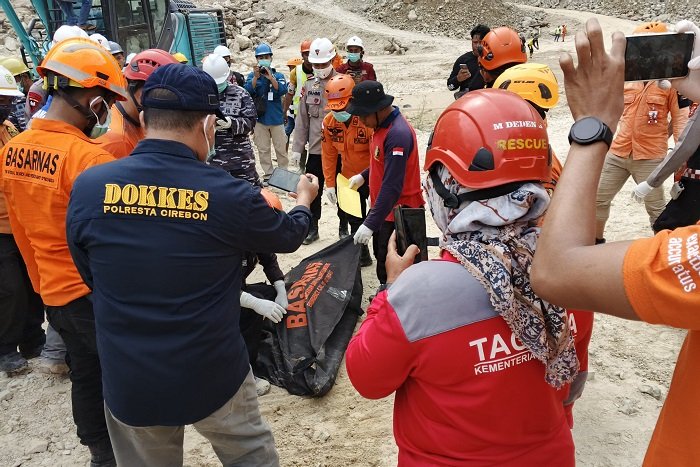Proses pencarian terhadap korban longsor tambang galian C Gunung Kuda, Kabupaten Cirebon(Dok. Basarnas)

