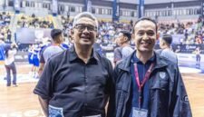 Foto : Walikota Bandung, Muhammad Farhan, menyaksikan langsung laga playoffs IBL 2025 di C-Tra Arena.