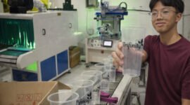 Hasil sablon rontok? 😱 Ganti ke wadah Trifinity! Permukaan rata, bersih, dan bebas minyak bikin tinta nempel sempurna. Solusi terbaik buat jasa sablon & branding kulinermu! ✨