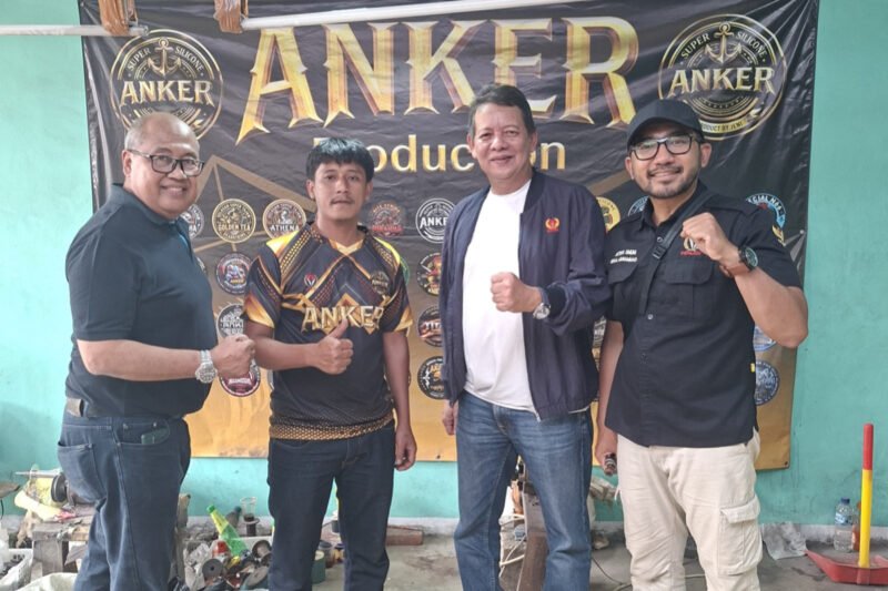 Wakil Ketua Bidang Perencanaan Koni DKI Alhan Hudri (Kiri) bersama pengerajin gelasan Zeni Angker, Sekjen Koni Ade Lukman, dan Ketua Umum PERLASI H. Essa Muhammad. (Dok. PERLASI)