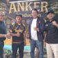 Wakil Ketua Bidang Perencanaan Koni DKI Alhan Hudri (Kiri) bersama pengerajin gelasan Zeni Angker, Sekjen Koni Ade Lukman, dan Ketua Umum PERLASI H. Essa Muhammad. (Dok. PERLASI)